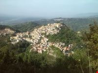 Veduta del borgo medievale dal Monte Tiriolo