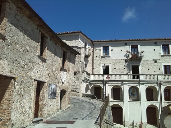 Il borgo dei 2 mari in Calabria è la terrazza speciale da dove ammiri contemporaneamente Ionio e Tirreno