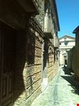 Stradina del centro storico di Tiriolo. In fondo si intravede la facciata della Chiesa Matrice