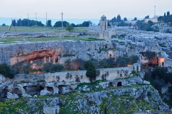  La chiesa si trova sul versante Ovest del torrente "gravina" ed è raggiungibile attraversando il ponte acquedotto del XVIII sec.  