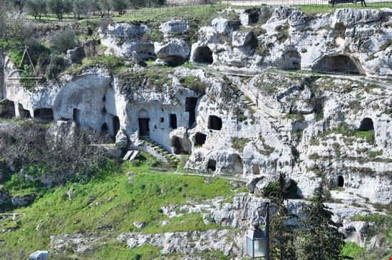  Insieme di Grotte scavate anche dall'uomo nel tempo . Testimonianza del tempo che fu della civiltà rupestre (sec. VIII - XIII). Ultimamente è stata oggetto della trasmissione ULISSE con Alberto Angela  
