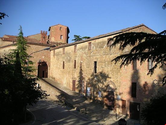 Nel cuore delle Crete Senesi c'è un autentico borgo-terrazza della Toscana: questo piccolo mondo medievale è un vero regno del tartufo di primavera
