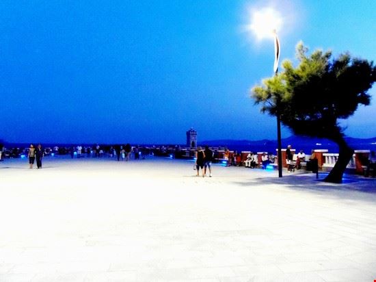 Piazza Bovio La più grande piazza "IN" mare d'Europa,in quanto ha 3 lati bagnati dal mare.  