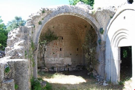 Abbazia SS.Trinità di Monte Sacro - PaoloLatino - PaoloLatino - https://it.wikipedia.org