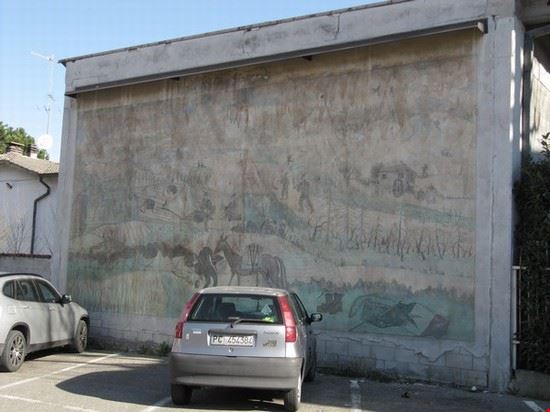  Affresco in Piazza Degli Alpini .  
