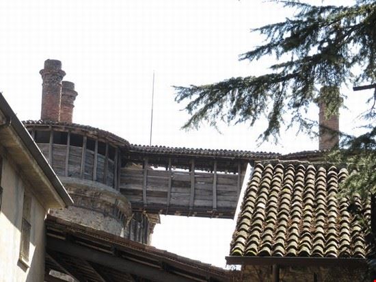  Parte alta sinistra della Fornace fotografata da Via Vittorio Veneto nelle vicinanze del comune.
Vicino al comune e la Chiesa di San Rocco c' è una strada pedonale che porta in Piazza delle Fornaci .  