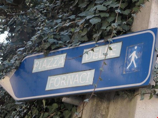  Per raggiungere Piazza delle Fornaci dal percorso pedonale ( che si trova vicino al comune in Via Vittorio Veneto ) seguire questa indicazione .  