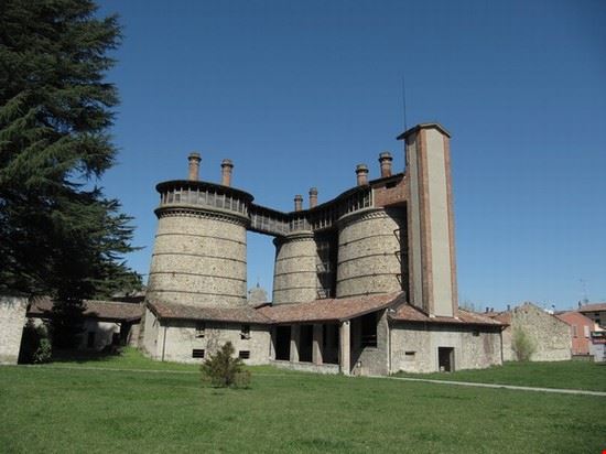  Ex Fornaci Cementirossi costruite dal 1890 per la produzione di calce viva da costruzione .
Nella foto , tra le Fornaci , si vede il retro della Chiesa di San Rocco ( si trova in Via Vittorio Veneto ) .  