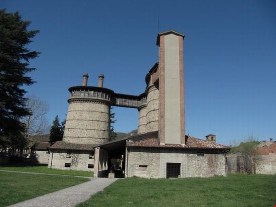  Antiche Fornaci e passaggio pedonale ( collega Via Veneto a Piazza delle Fornaci ) .
Alla destra del tetto si vede il campanile della Chiesa di San Rocco .  