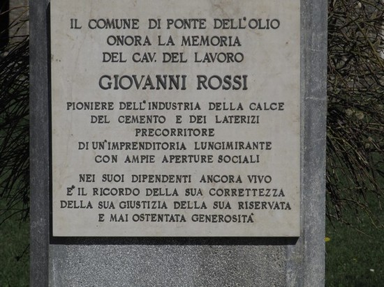 Scritta sotto il mezzo busto