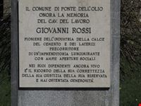 Scritta sotto il mezzo busto