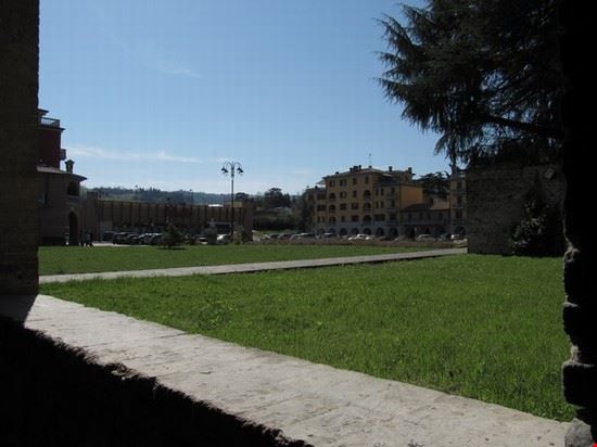  Piazza delle Fornaci fotografata dalle Antiche Fornaci ( dal passaggio pedonale Via Vittorio Veneto - Piazza delle Fornaci ) .  