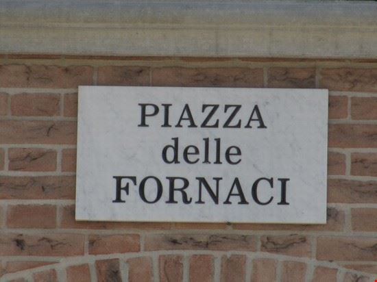  Un targa con scritto il nome di Piazza delle Fornaci .  