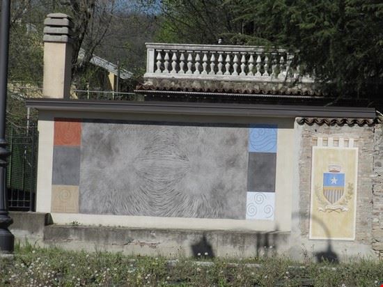  I 4 elementi naturali - acqua , aria , fuoco e terra - sono ai quattro lati di un affresco che si trova su di una parete in Piazza delle Fornaci , che riporta la data 2012 .
Alla destra c' è un affresco con lo stemma del comune di Ponte dell' Olio , che ha la scritta " Dilex Operam " .
Numero 1 .  