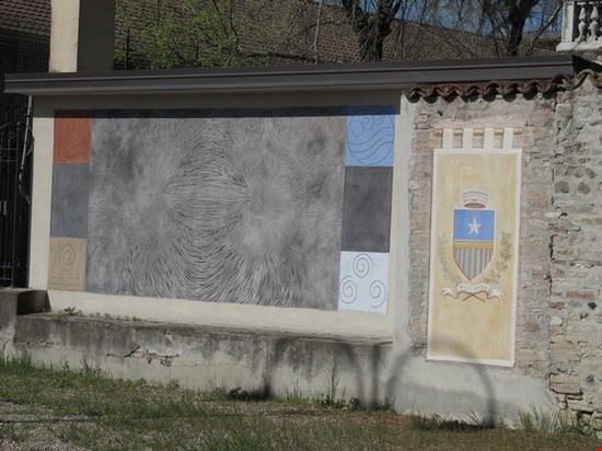  I 4 elementi naturali - acqua , aria , fuoco e terra - sono ai quattro lati di un affresco che si trova su di una parete in Piazza delle Fornaci , che riporta la data 2012 .
Alla destra c' è un affresco con lo stemma del comune di Ponte dell' Olio , che ha la scritta " Dilex Operam " .
Numero 3 .  