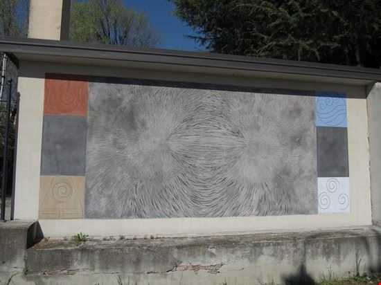  I 4 elementi naturali - acqua , aria , fuoco e terra - sono ai quattro lati di un affresco che si trova su di una parete in Piazza delle Fornaci , che riporta la data 2012 .
Numero 4.  