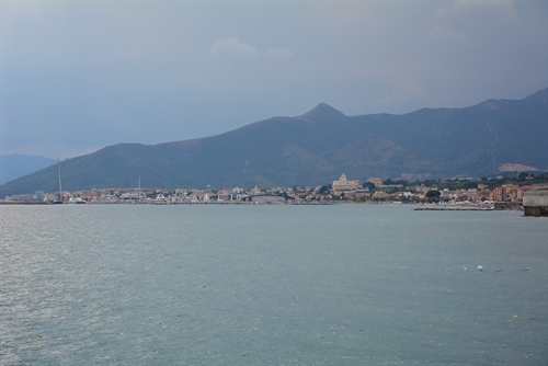 Loano visto dal molo di Pietra Ligure.