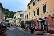Piazza Martiri della Libertà ed il Municipio.