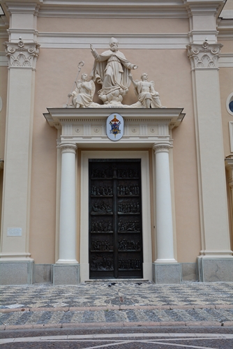 Il portale principale della basilica di San Nicolò.
