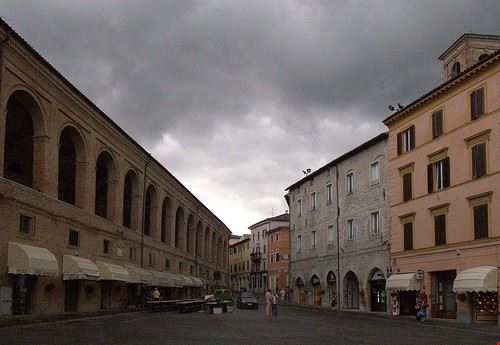 Piazza del Comune Fabriano aldoaldoz - Attribution-NonCommercial-ShareAlike (http://creativecommons.org/licenses/by-nc-sa/2.0/) aldoaldoz