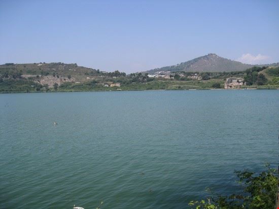 Lago d'Averno e Grotta della Sibilla di Pozzuoli Pozzuoli Seth Schoen - CC BY-SA 2.0 Seth Schoen
