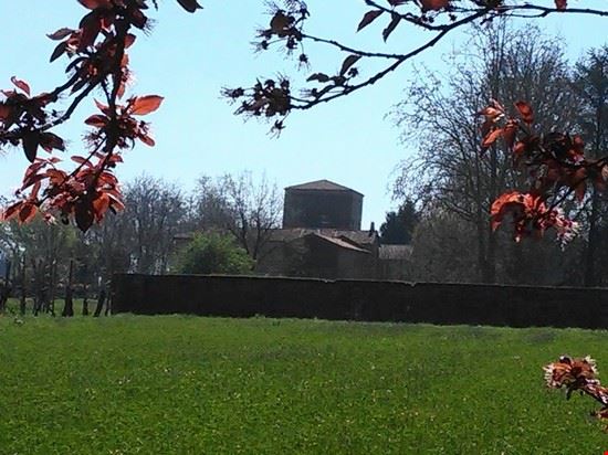  Il torrione del palazzo visto dalla ciclabile che unisce il Castello al paese  