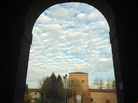  Il torrione del Castello visto da dentro il primo cortile  