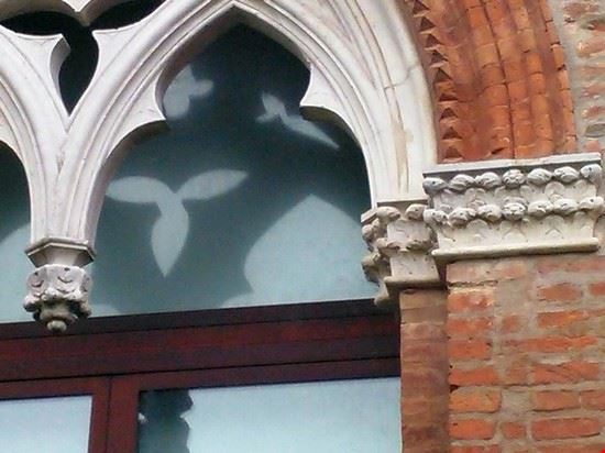  Uno di sei finestroni gotici che si possono ancora oggi ammirare nella prima corte del Castello di Belriguardo  