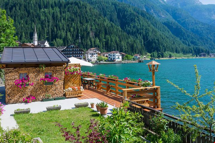 Ai piedi del Monte Civetta c'è uno dei laghi più belli d'Italia: lo 'specchio delle Dolomiti' è un piccolo lago dalla grande bellezza