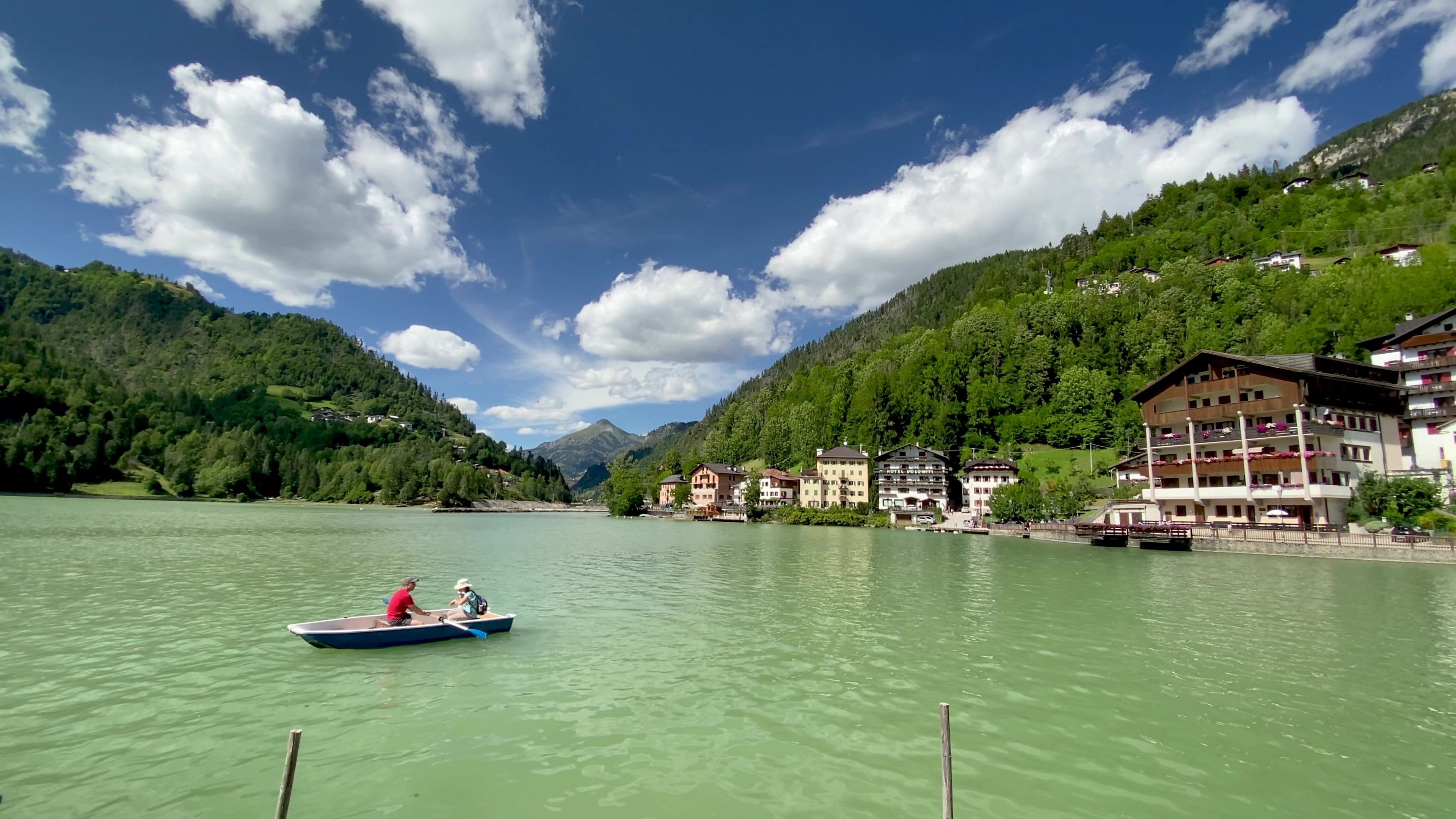 Ai piedi del Monte Civetta c'è uno dei laghi più belli d'Italia: lo 'specchio delle Dolomiti' è un piccolo lago dalla grande bellezza