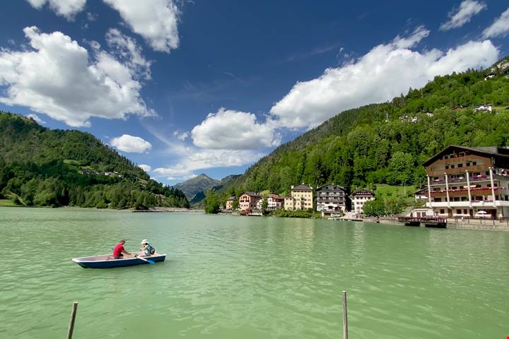 Ai piedi del Monte Civetta c'è uno dei laghi più belli d'Italia: lo 'specchio delle Dolomiti' è un piccolo lago dalla grande bellezza