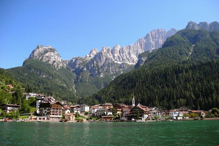 Ai piedi del Monte Civetta c'è uno dei laghi più belli d'Italia: lo 'specchio delle Dolomiti' è un piccolo lago dalla grande bellezza