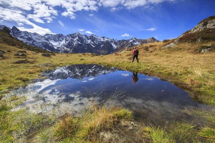 10 cammini autunnali in Italia tra ulivi, vigne e foliage