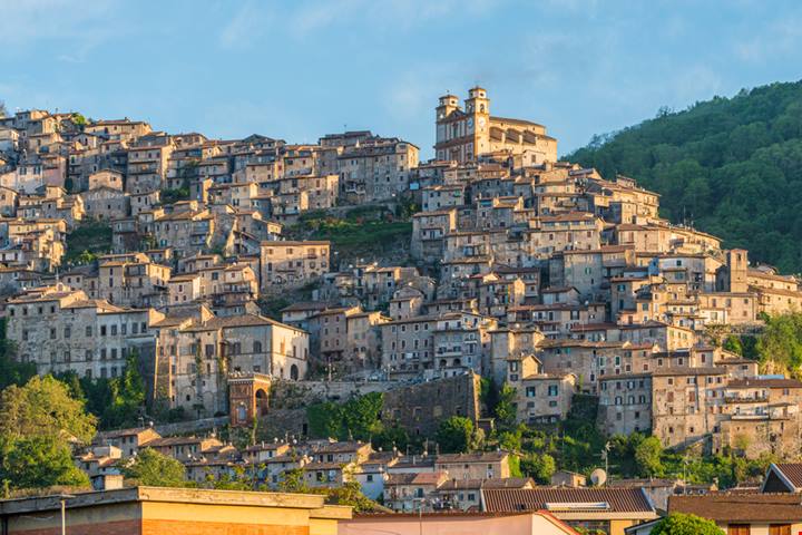 Qui ci si muove ancora così: a meno di un'ora da Roma il paese dei muli è il borgo pedonale più grande d'Europa