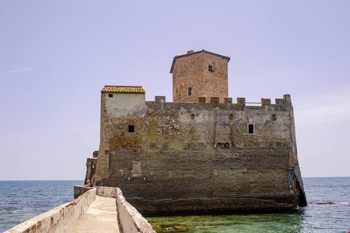 È a meno di un'ora da Roma ed è uno straordinario caso di spiaggia-fortezza in Italia