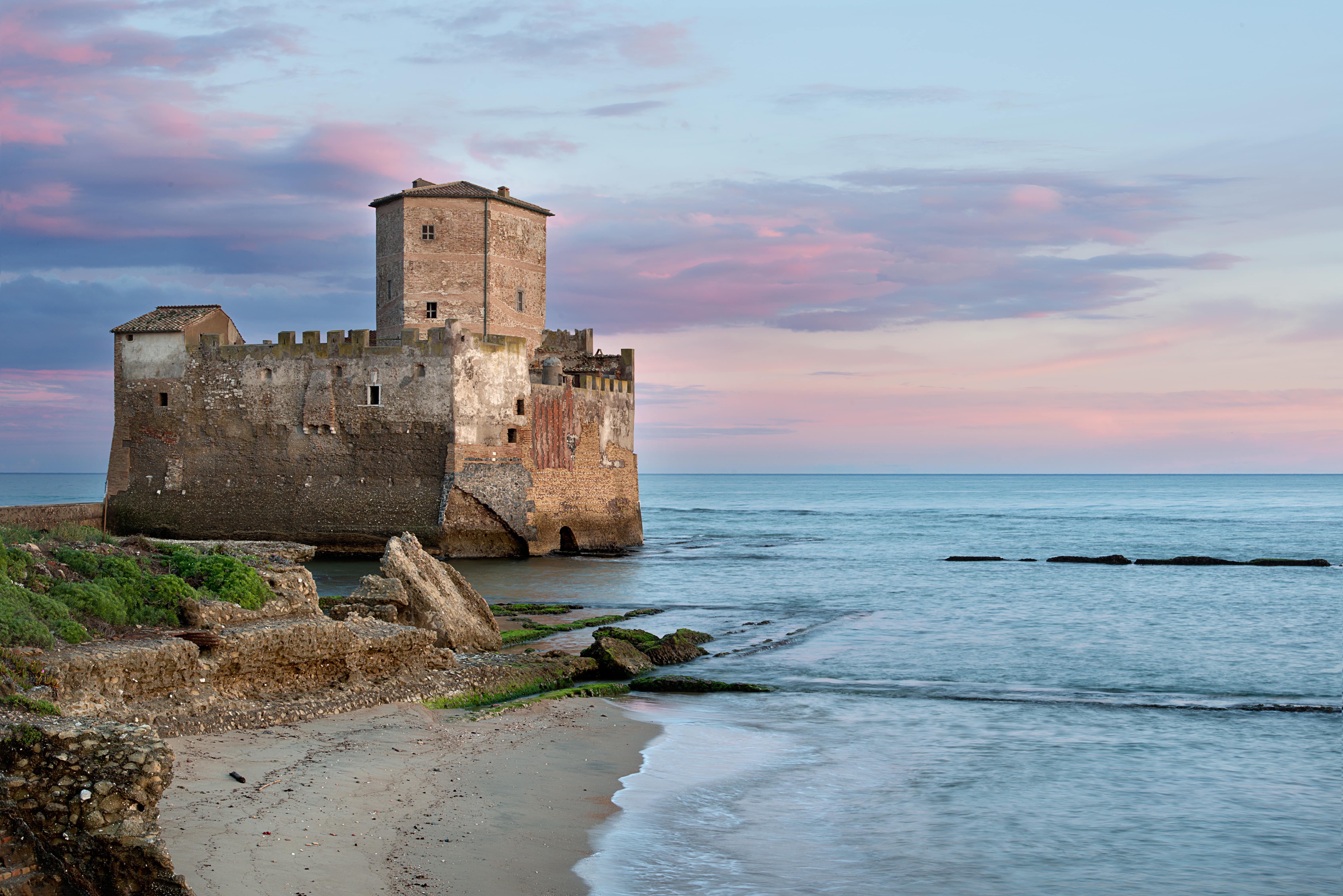 È a meno di un'ora da Roma ed è uno straordinario caso di spiaggia-fortezza in Italia