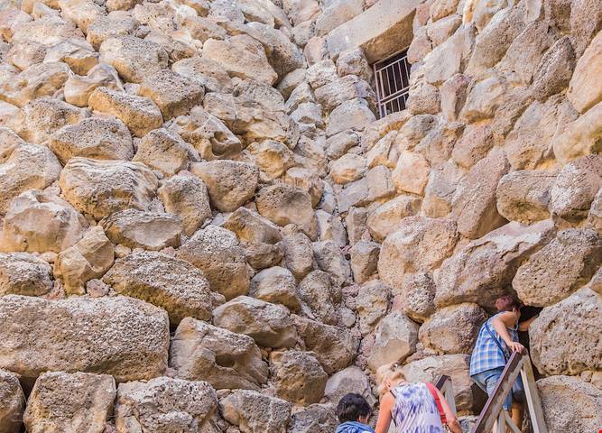 Un'antica città perduta dove sembra di tornare indietro nel tempo: in Sardegna c'è un villaggio nuragico dove l'isola svela la sua anima più arcaica