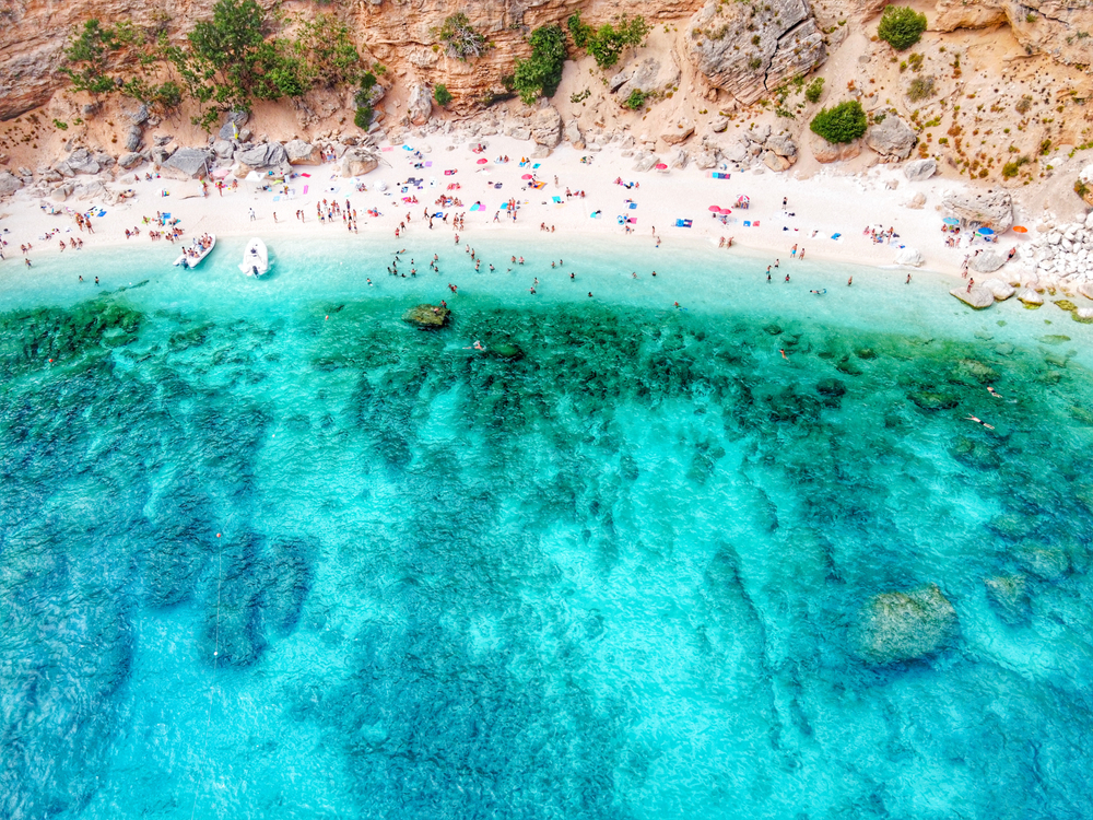 Non è facile arrivare, ma ne vale la pena: questa spiaggia della Sardegna spunta all'improvviso con sabbia bianchissima e acque trasparenti come cristalli