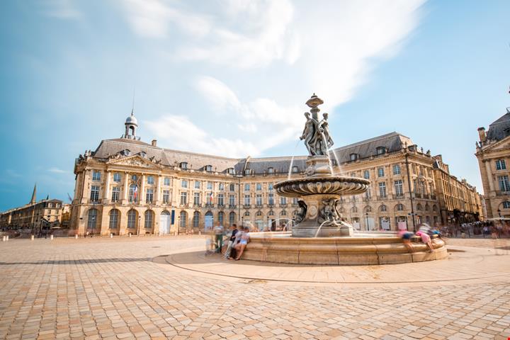 Bordeaux Piazza della Borsa_674601799