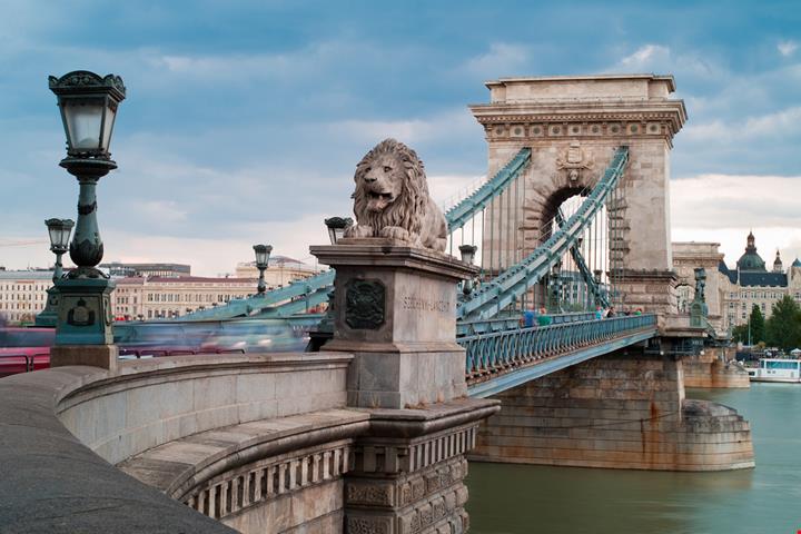 Budapest_shutterstock_128745389
