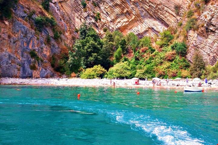 Sirene, pirati e un coniglio che spunta dalle acque: in Cilento c'è una spiaggia che è un angolo di paradiso, e già il suo nome è una promessa