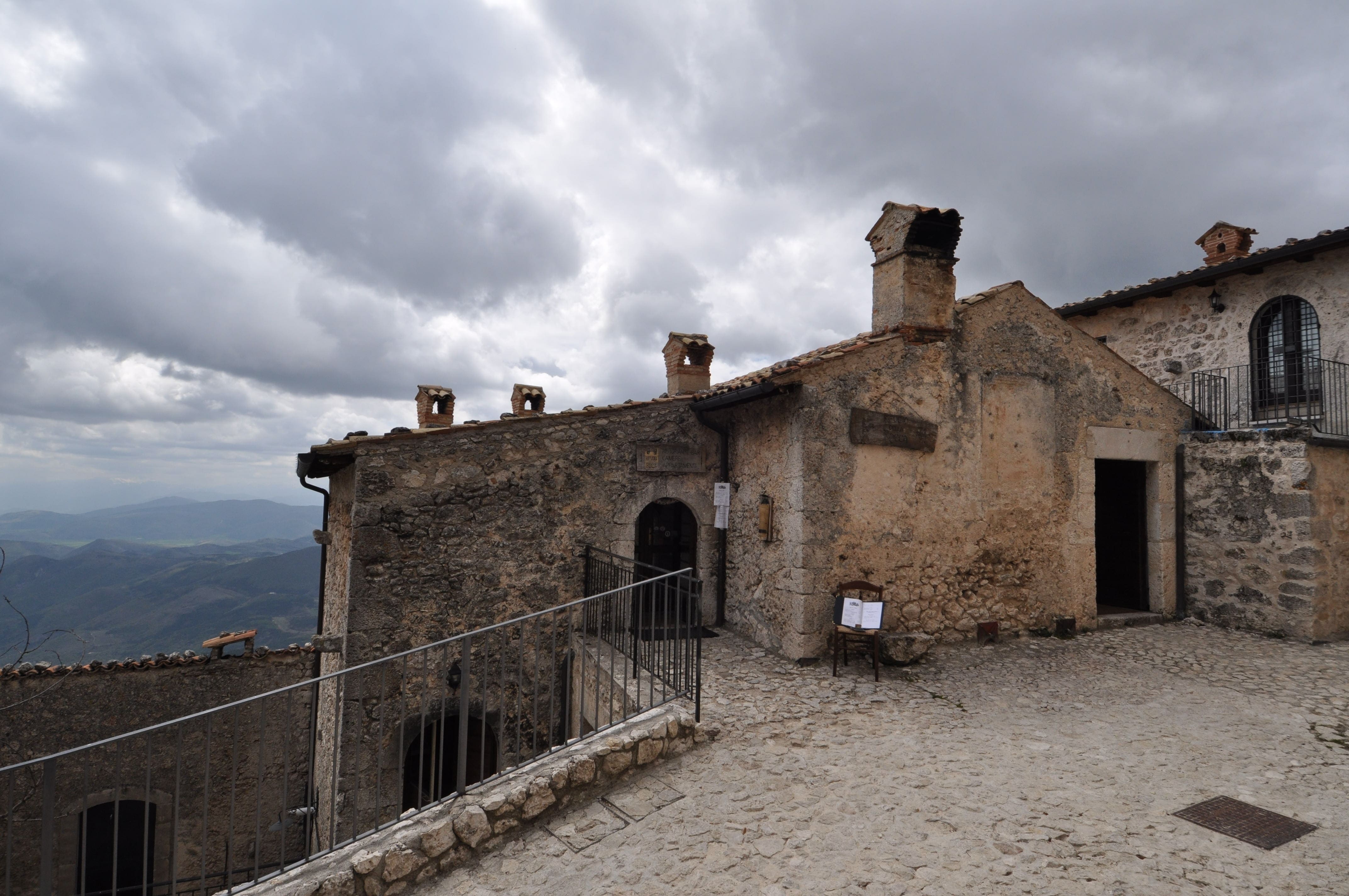 Calascio_139982360-min.jpeg