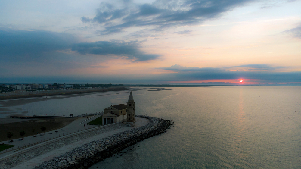Pare sospeso sulle acque del mare: il santuario della cittadina è piccolo, eppure è tra i più spettacolari d'Italia