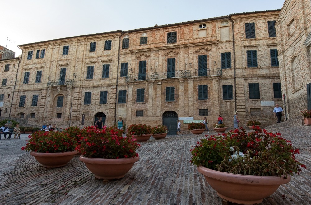 Ai piedi del famosissimo ermo colle c'è un paesino meraviglioso: ha dato i natali a Giacomo Leopardi