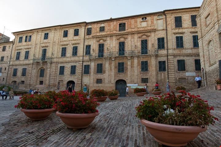 Ai piedi del famosissimo ermo colle c'è un paesino meraviglioso: ha dato i natali a Giacomo Leopardi