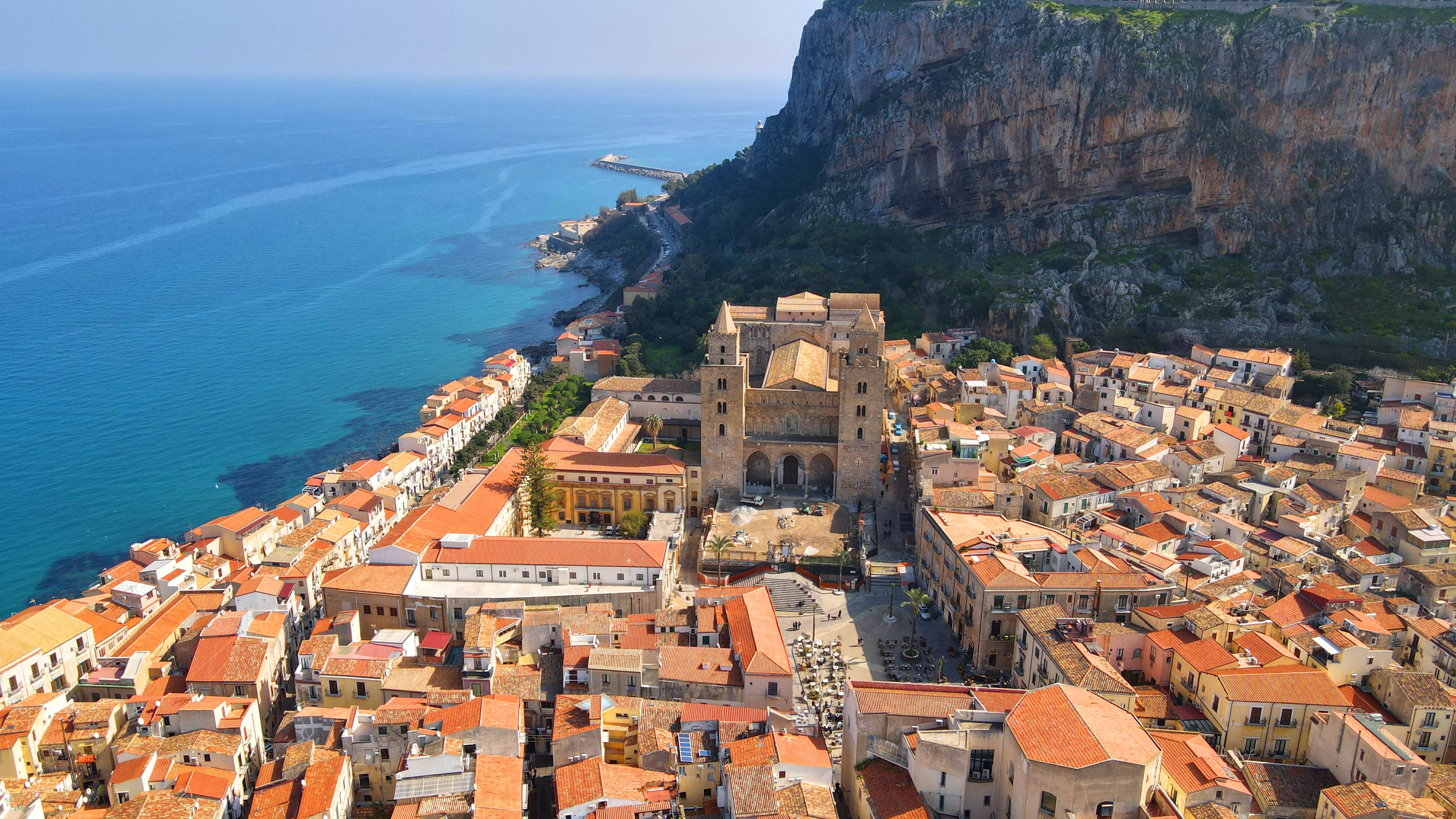 A meno di un'ora da Palermo, questa città-terrazza tra mare e montagne è il gioiello dell'estate in Sicilia