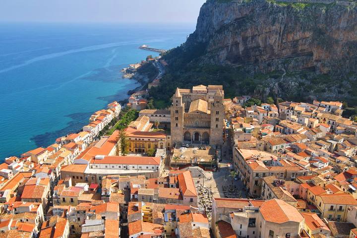 A meno di un'ora da Palermo, questa città-terrazza tra mare e montagne è il gioiello dell'estate in Sicilia
