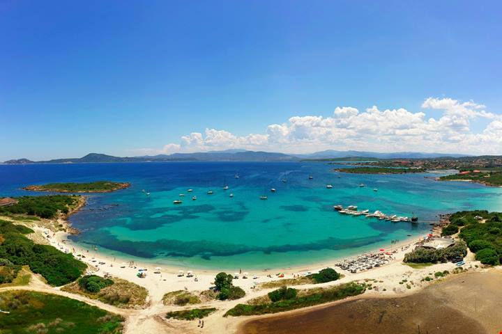 5 chilometri di pura bellezza: in Italia c'è una spiaggia bianchissima dove sembra di essere ai Tropici
