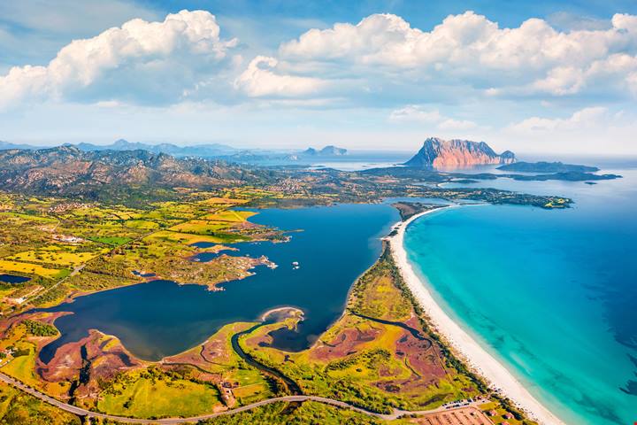 5 chilometri di pura bellezza: in Italia c'è una spiaggia bianchissima dove sembra di essere ai Tropici