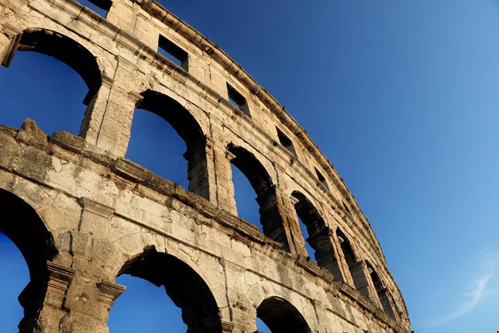 Non è a Roma e neanche in Italia: questa copia del Colosseo è una straordinaria arena sul mare a due passi dal confine